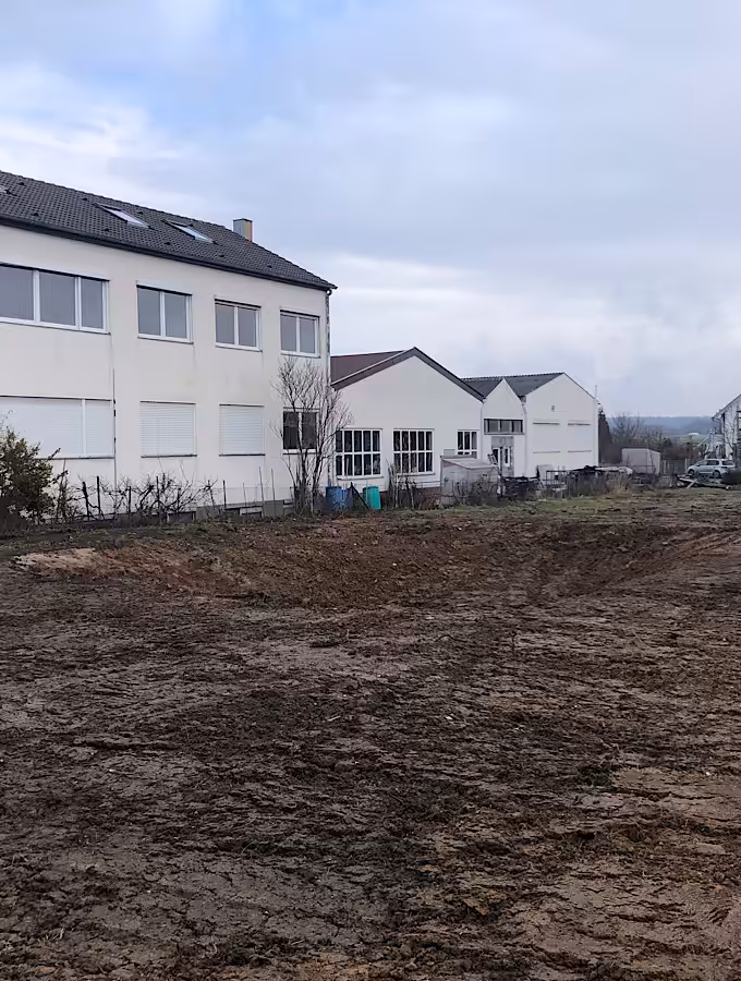 Baustelle mit Hinterhaus