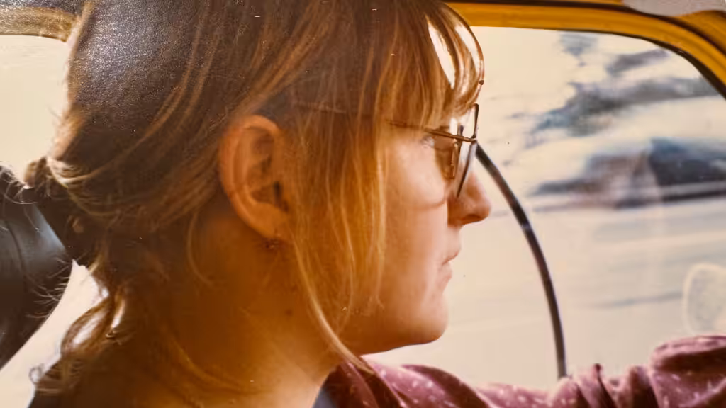 Junge Frau in Renault 4