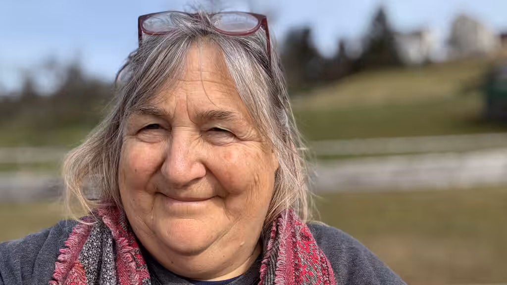 Frau mit Brille und Schal