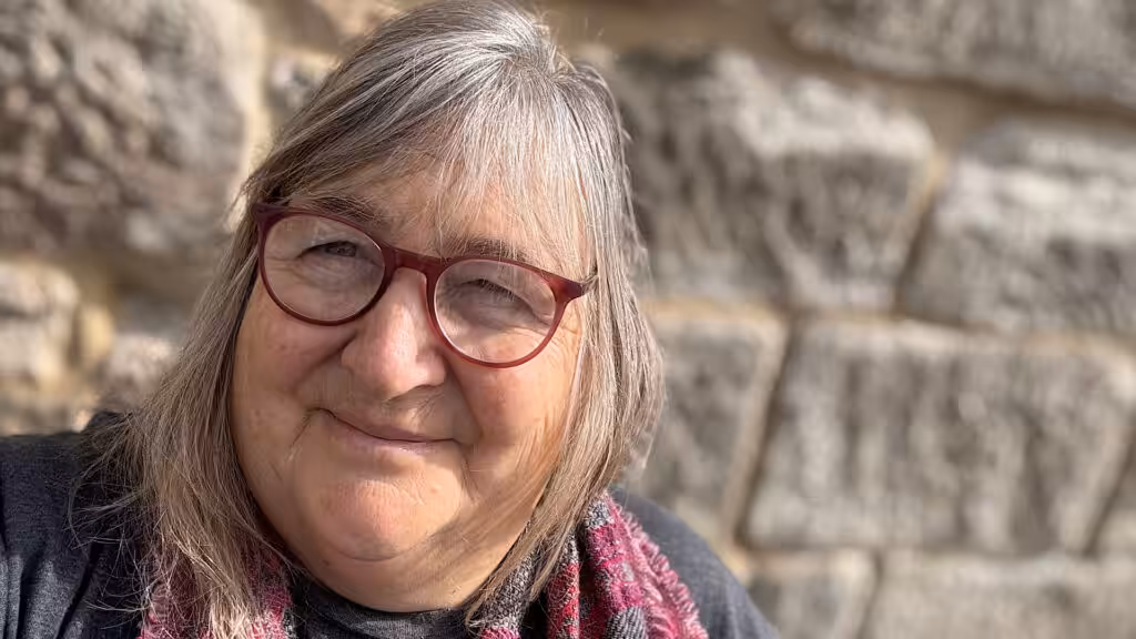 Andrea Sam vor Backsteinmauer