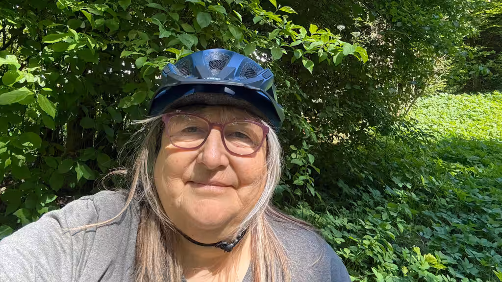 Frau mit Fahrradhelm neben Girschfeld