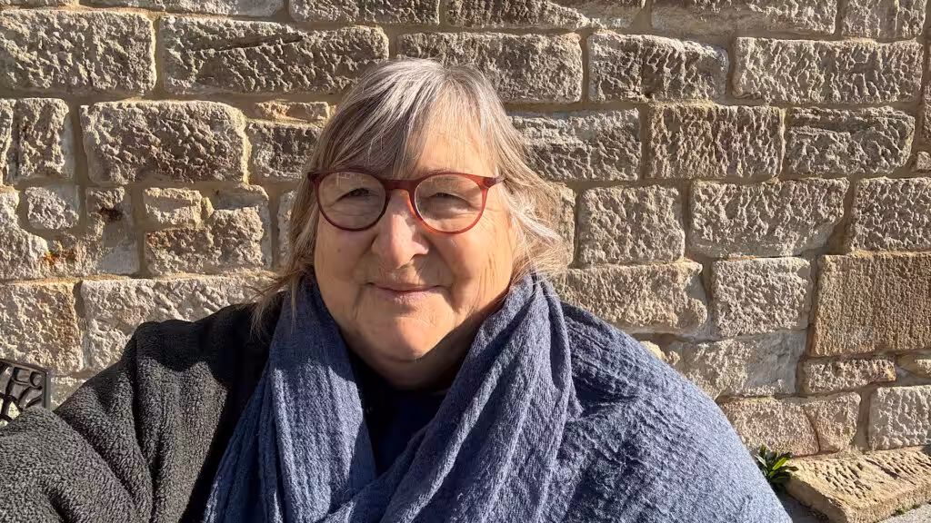 Andrea vor Backsteinmauer