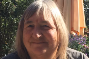 Frau im Garten