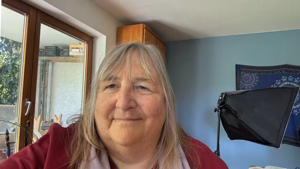 Frau vor blauer Wand