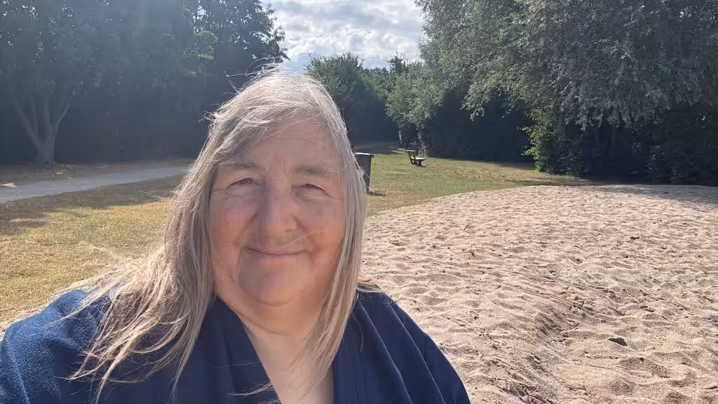 Andrea Sam im Bademantel am Strand