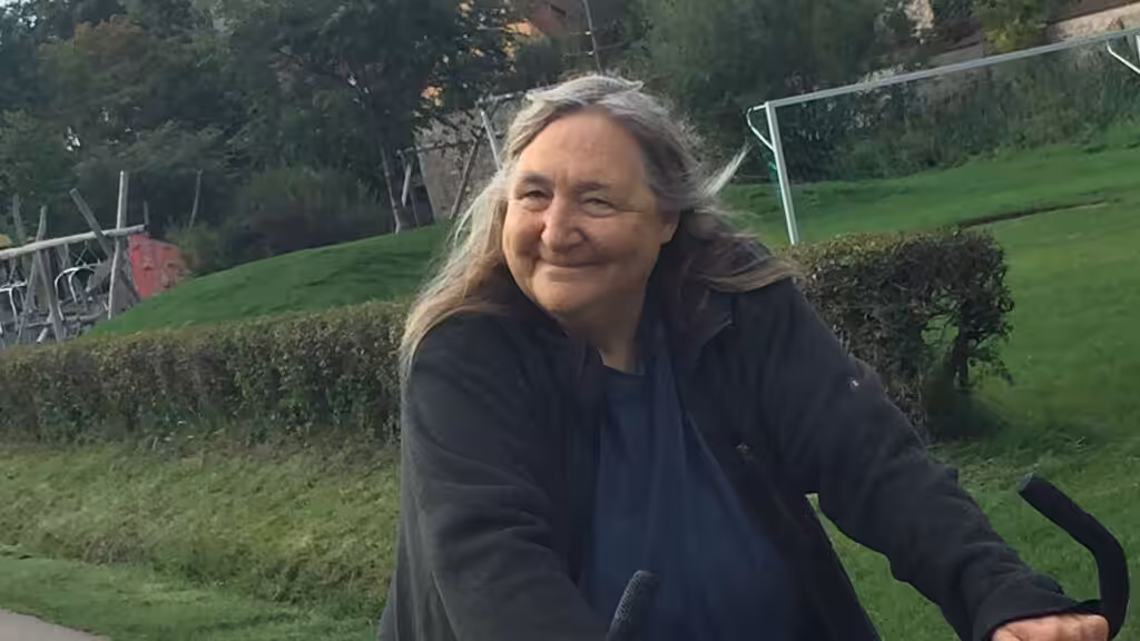 Frau auf Rad, die grinst