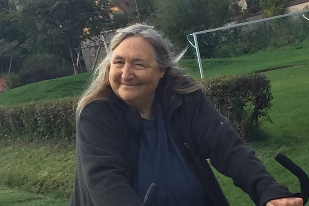 Frau auf Rad, die grinst