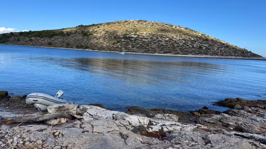 Blick auf kleine kroatische Insel