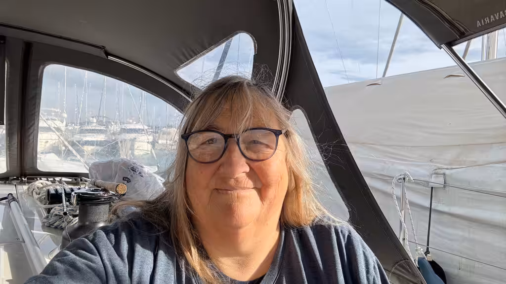 Frau in Boot im Hafen