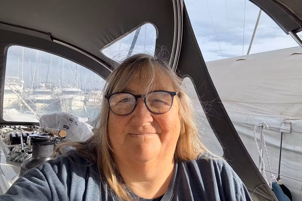Frau in Boot im Hafen