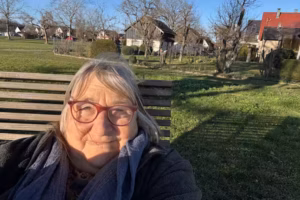 Frau sitzt auf Bank
