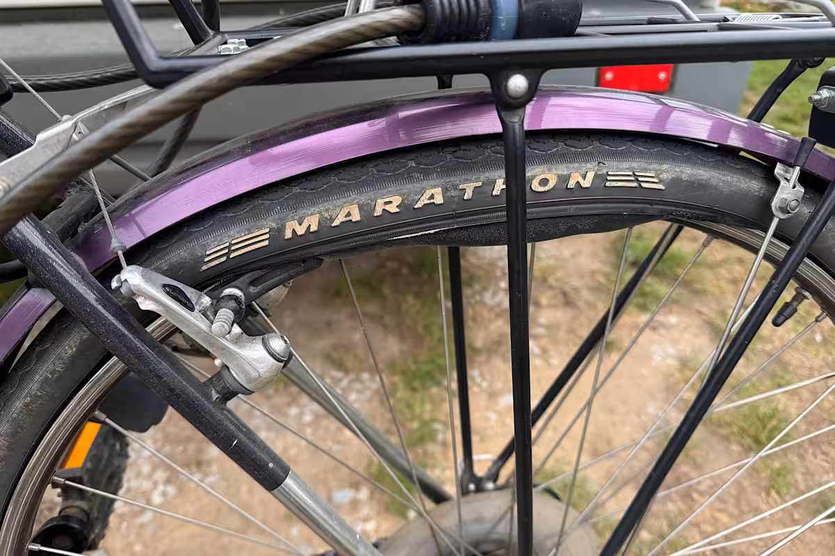 Nahaufnahme eines beschädigten Fahrradreifens mit Aufschrift „Marathon“