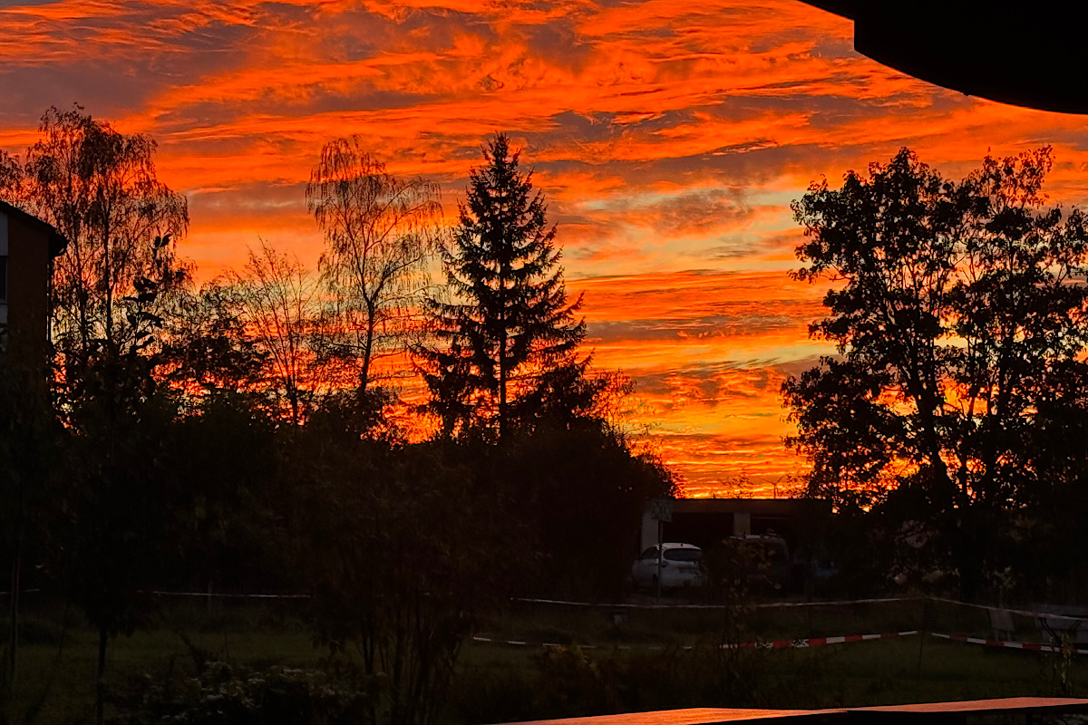 Leuchtend roter Abendhimmel über dem Tempelhof