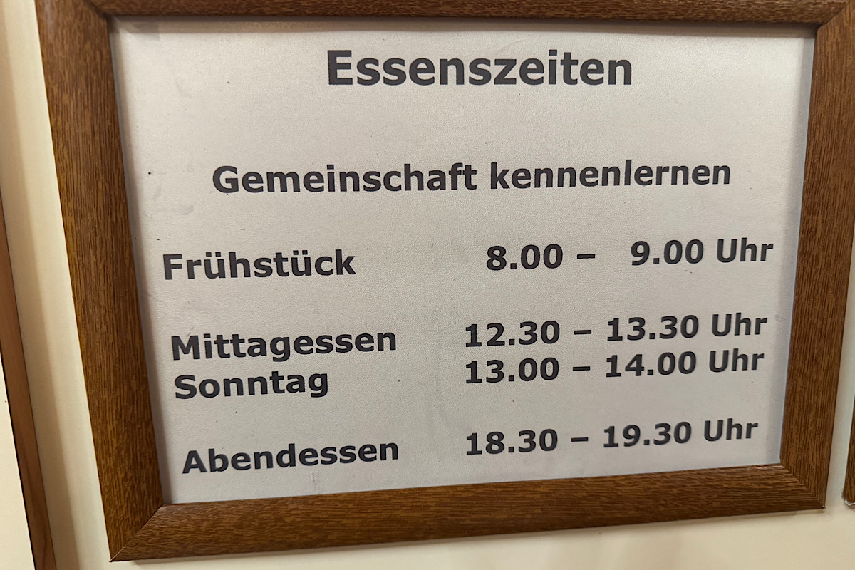 Schild mit Essenszeiten im Seminarhaus am Tempelhof